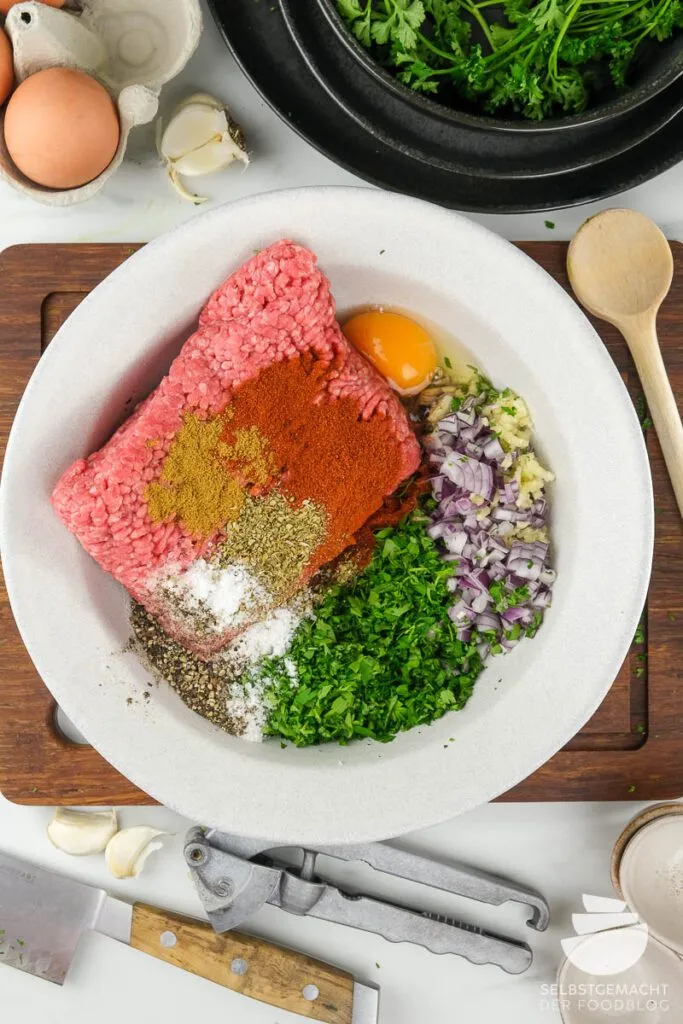 Ausgewählte Zutaten für ein authentisches Köfte Rezept türkisch