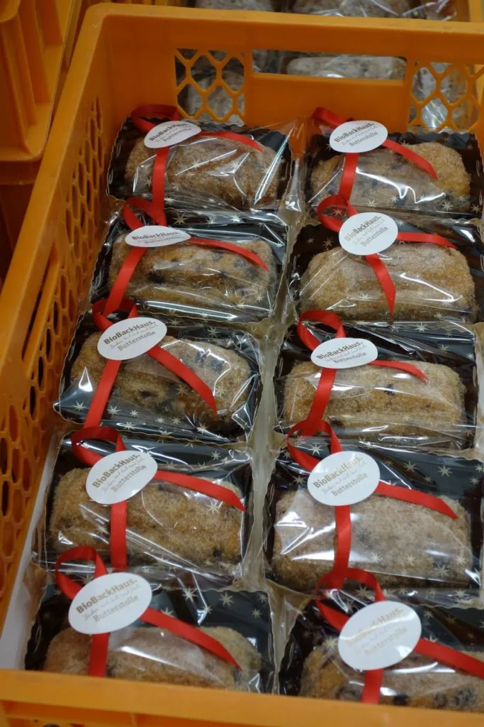 Auslage frischer Brote im BioBackHaus