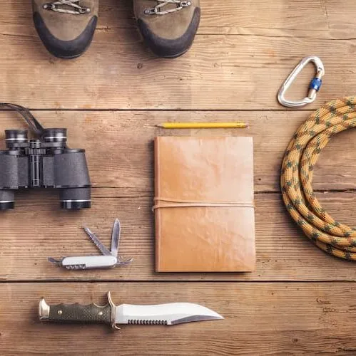 Ausrüstung für Wanderungen und Outdoor-Aktivitäten, symbolisch für Manager Retreats in der Natur