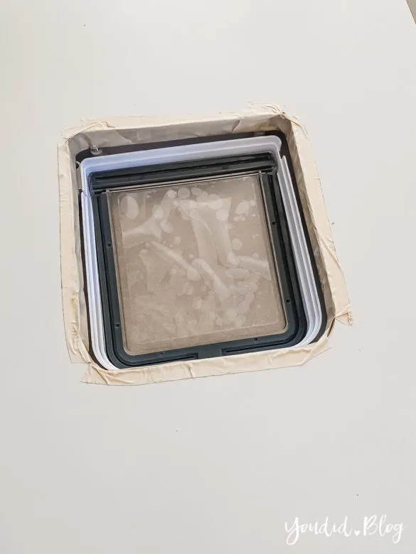 Ausschneiden der Öffnung für die Katzenklappe im Besta Schrank