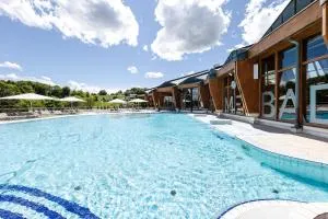 Außenansicht der Therme Loipersdorf mit Badegästen