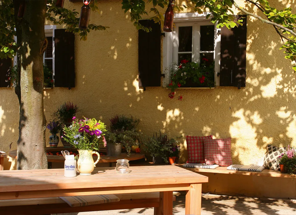 Außenansicht des Bräustüberl Schönbrunn mit Fassade und Fenstern