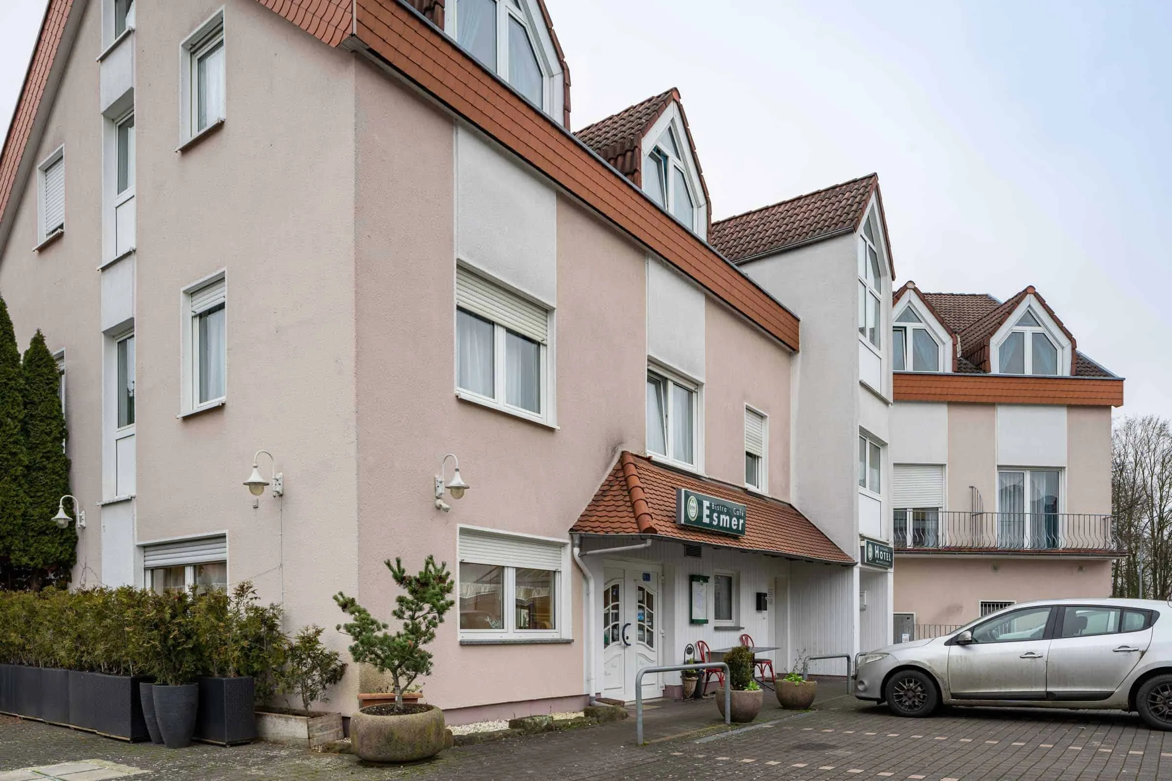 Außenansicht des Hotel Esmer in Lollar, ideal gelegen für Besucher von Alsfeld.