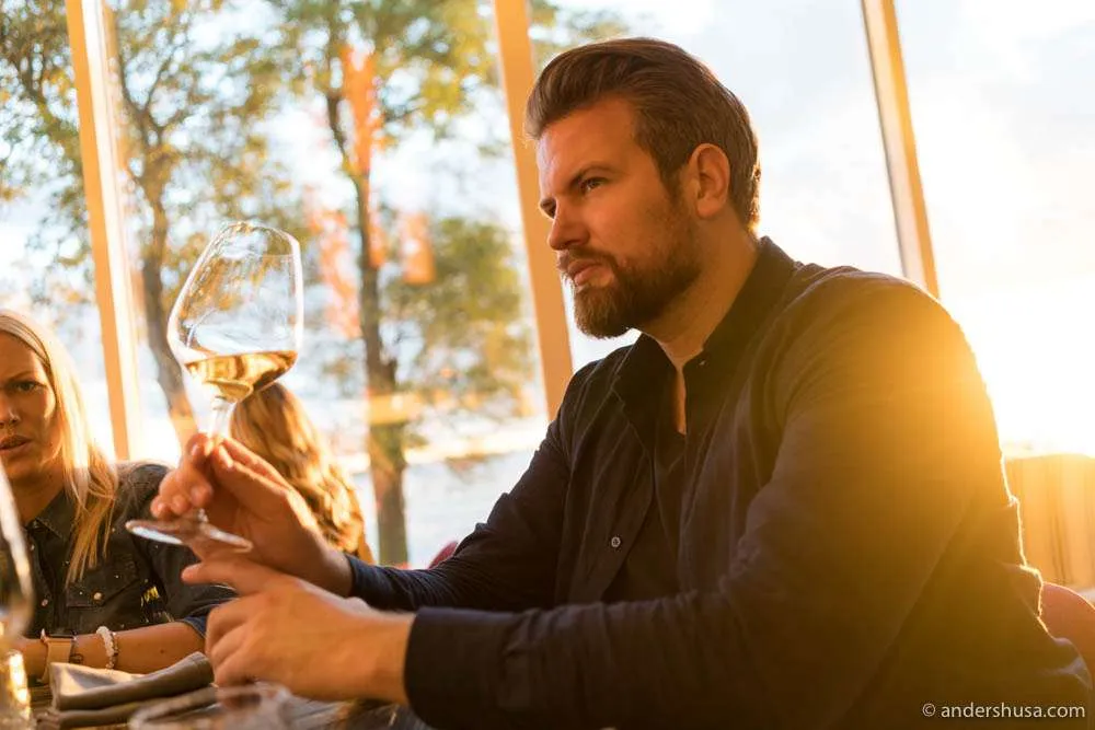 Außenansicht des NOA Restaurants in Tallinn bei Sonnenuntergang mit Blick auf das Meer und die Küstenlinie