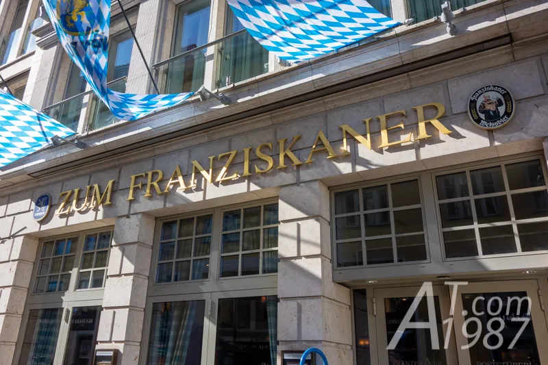 Außenansicht des traditionellen Wirtshauses Zum Franziskaner in München