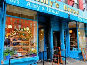 Außenansicht einer deutschen Bäckerei in New York mit traditionellen Brotsorten und Gebäck in der Auslage