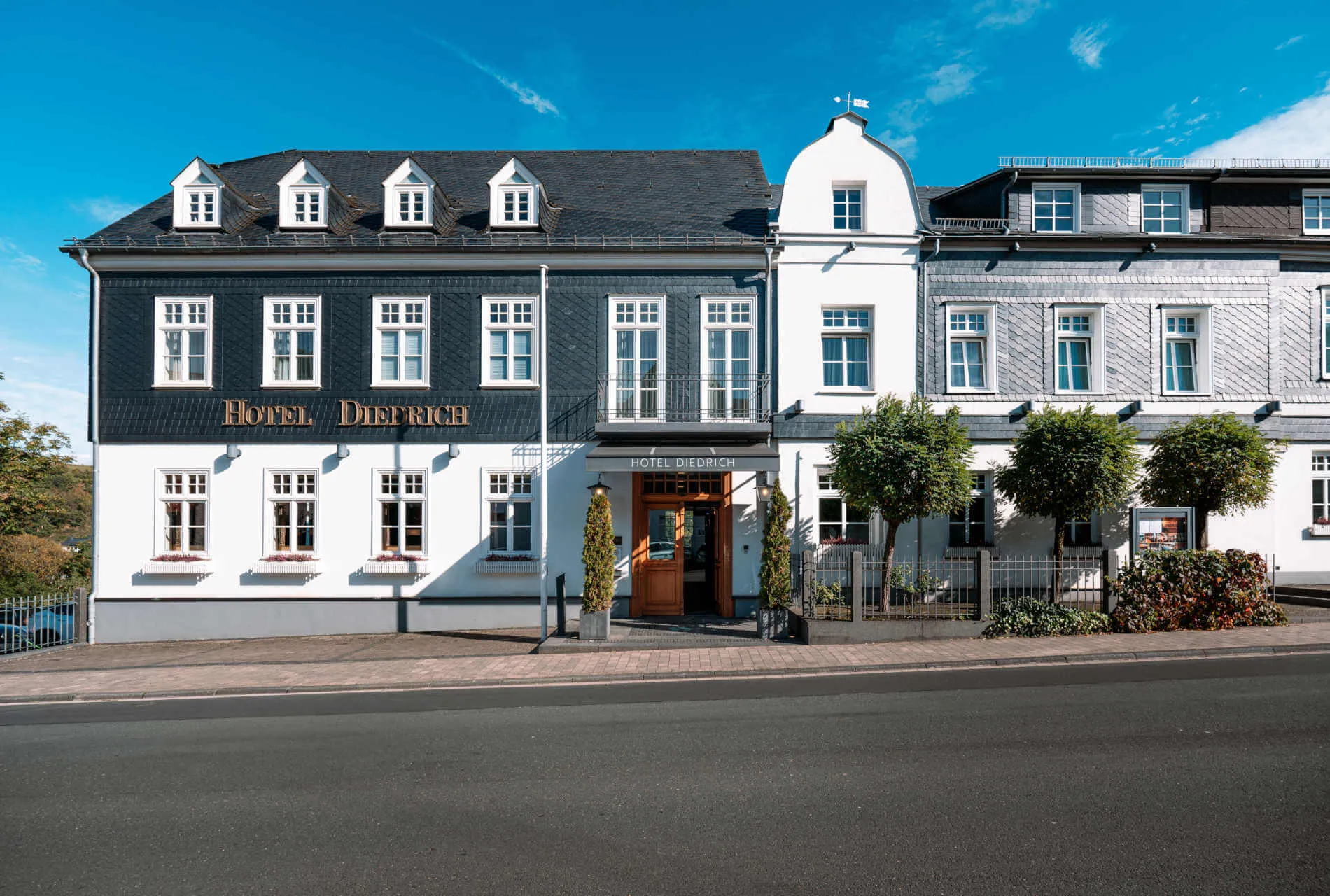 Außenansicht mit Haupteingang des Hotel Diedrich in Hallenberg