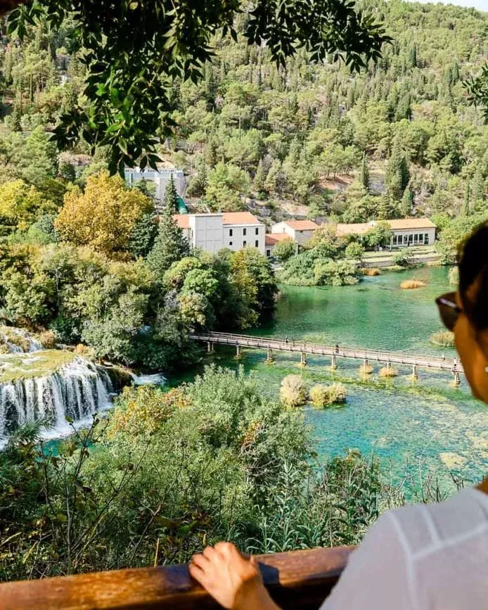 Aussicht auf den Skradinski Buk im Krka Nationalpark in Kroatien, ein atemberaubender Wasserfall umgeben von üppiger Natur.