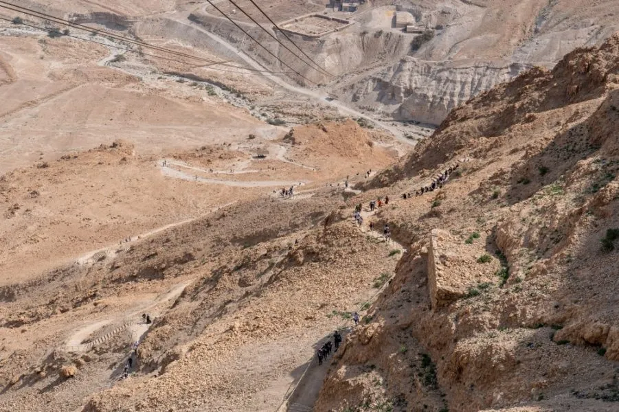 Aussicht aus der Masada-Seilbahn auf die atemberaubende Wüstenlandschaft.