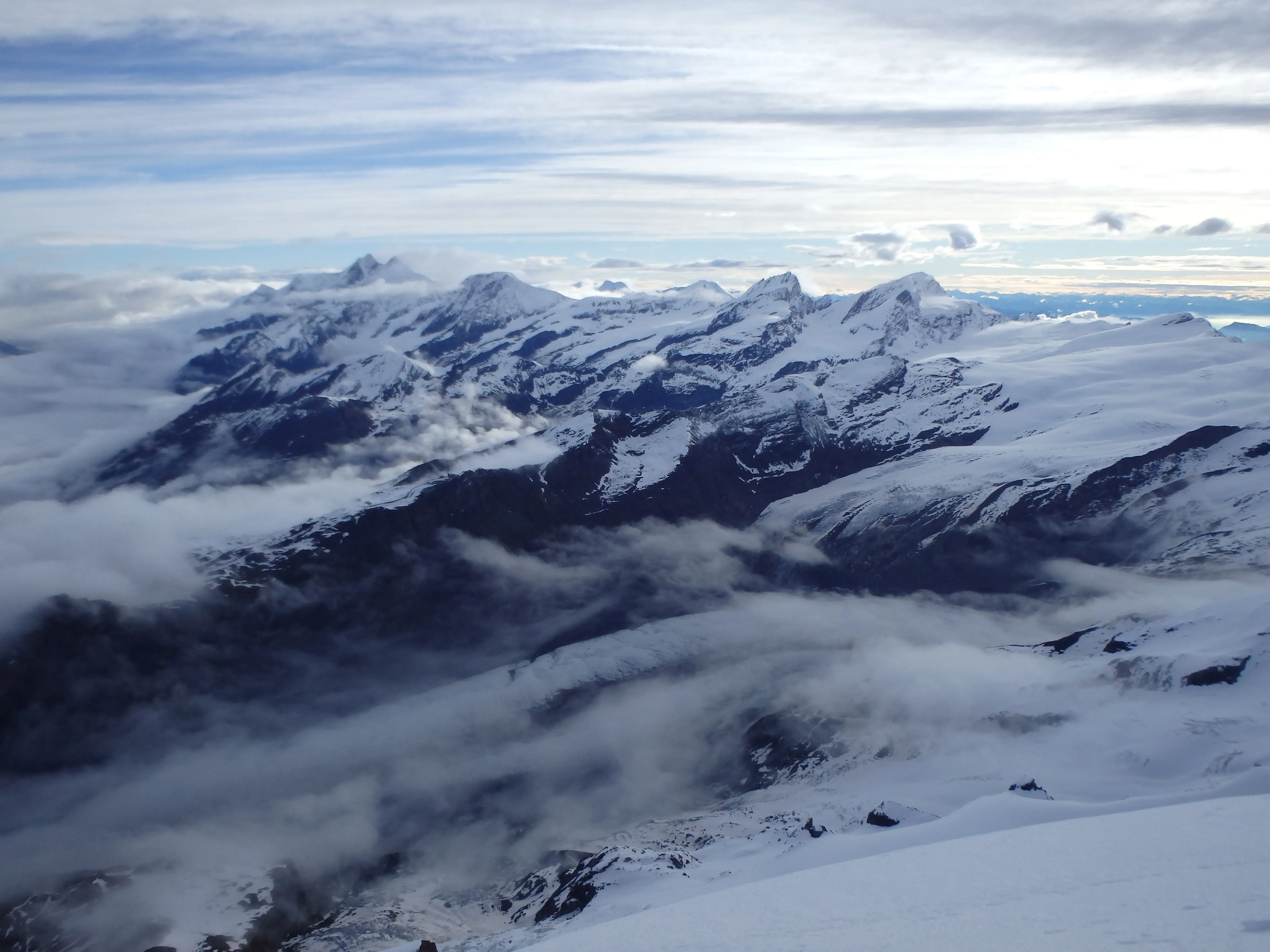 Aussicht nach Nordosten mit dem Dom links, Alphubel und Allalinhorn mittig, sowie Strahlhorn rechts