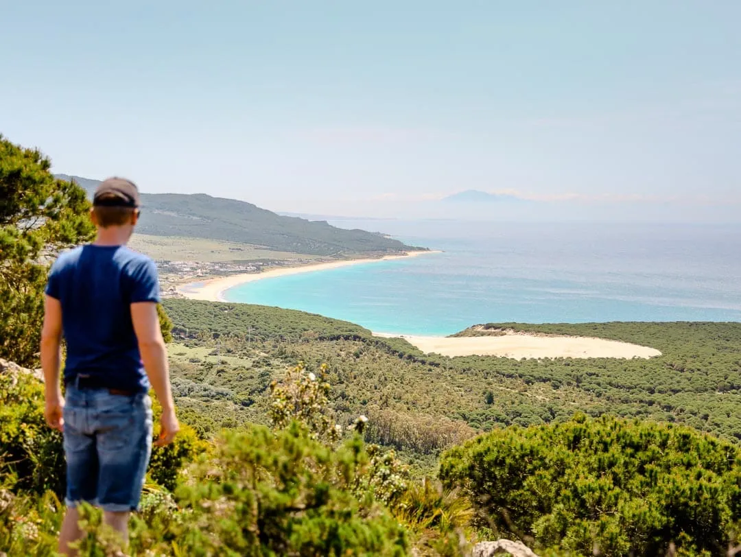 Aussicht über die Playa de Bolonia an der Costa de la Luz in Andalusien, bekannt für ihren langen Sandstrand.