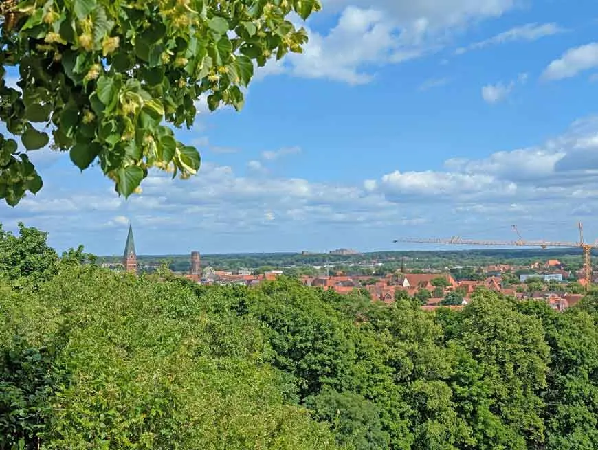 Aussicht vom Kalkberg in Lüneburg über die Stadt und Umgebung