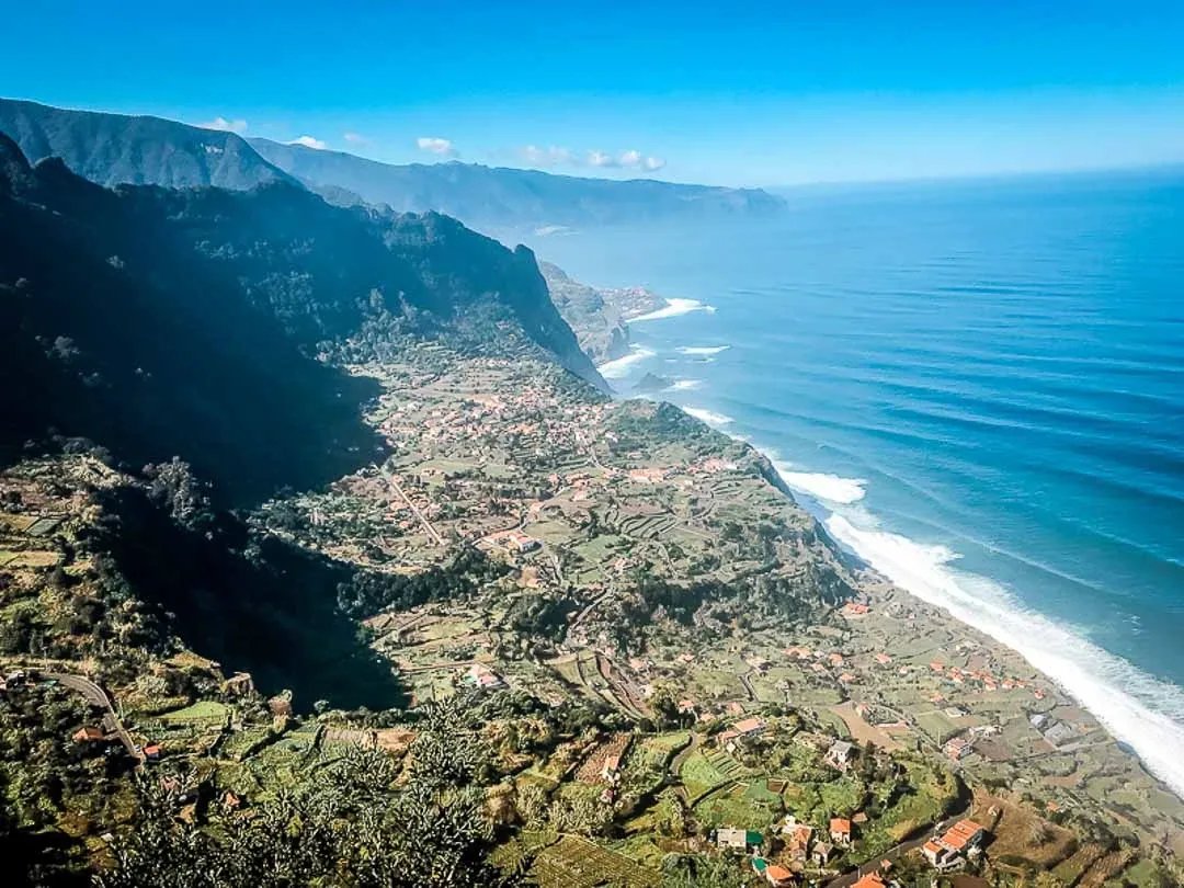 Aussicht vom Miradouro da Beira da Quinta auf Madeira, die die dramatische Küste und das weite Meer zeigt.