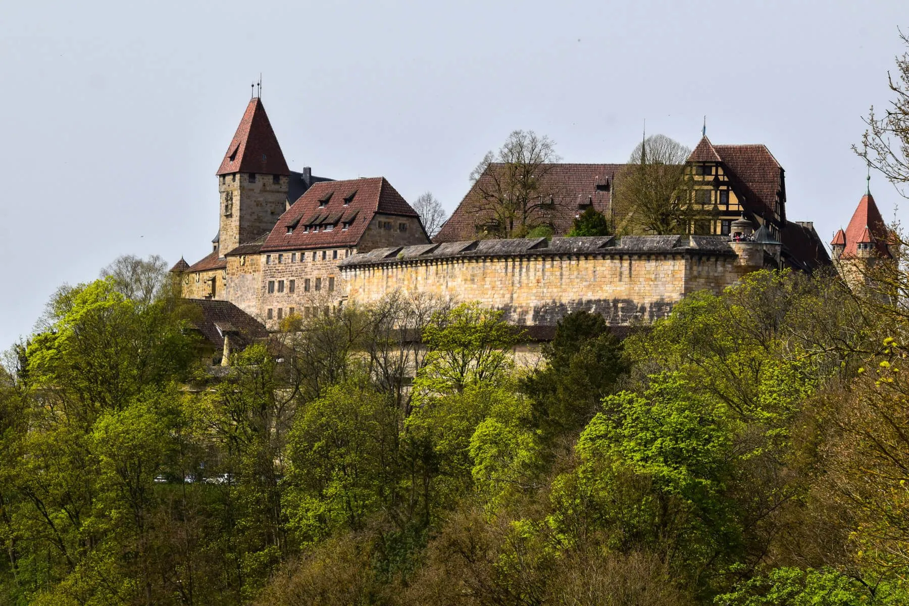 Aussicht von der Veste: Panoramablick über die Stadt Coburg und die umliegende Landschaft