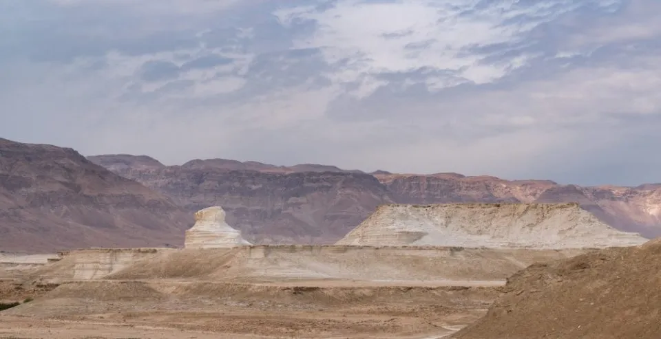 Aussicht von Masada auf das Tote Meer und die jordanischen Berge in der Ferne.