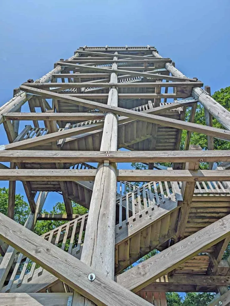 Aussichtsturm Schwedenschanze mit weitem Blick über die Landschaft
