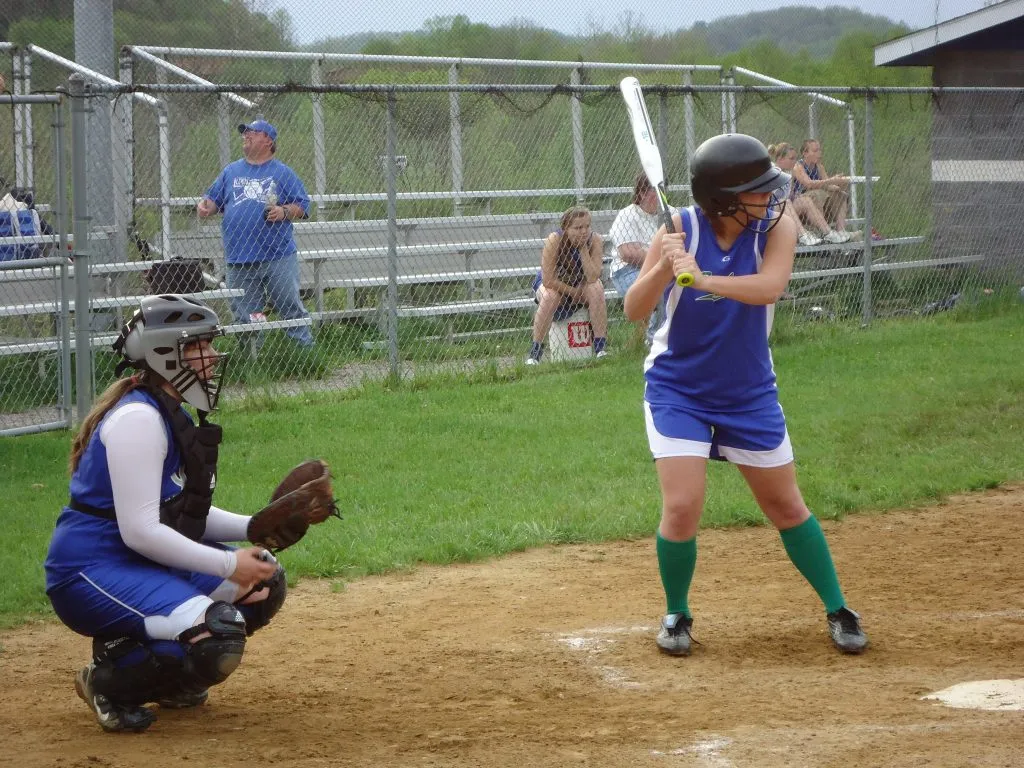 Austauschschülerinnen spielen Softball in den USA