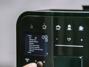 Auswahl an 18 verschiedenen Kaffeespezialitäten, alle perfekt zubereitet in unterschiedlichen Tassen.