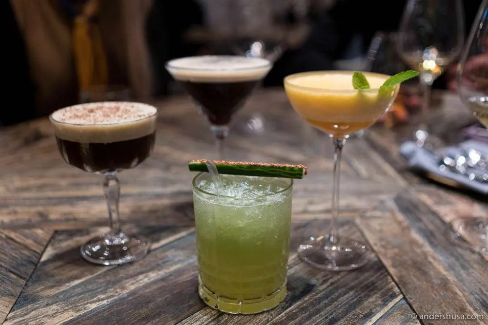 Auswahl an Cocktails im NOA Restaurant, perfekt für einen Abend mit Freunden