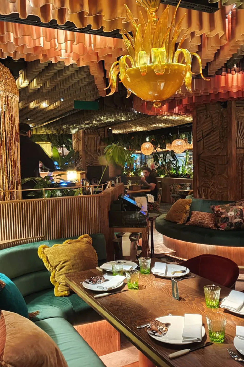 Auswahl an Desserts, darunter eine Eisteller und Schokoladenfondant, auf einem Tisch im Amazonico London