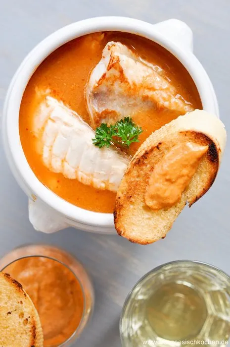 Auswahl an fangfrischem Fisch für eine Bouillabaisse – Dorade, Wolfsbarsch, Rotbarsch, Kabeljau.