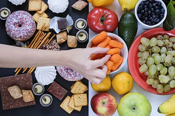 Auswahl an frischem Obst und Gemüse, Nüssen und Getreideprodukten für eine ausgewogene Ernährung