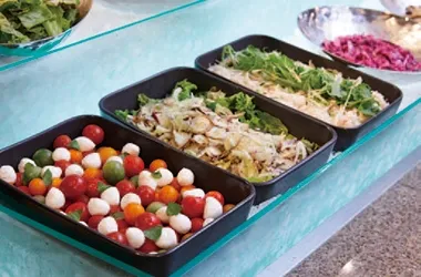 Auswahl an frischen Salaten mit Genovese-marinierten Tomaten und Mozzarella-Käse im Hotel Agora Osaka Moriguchi