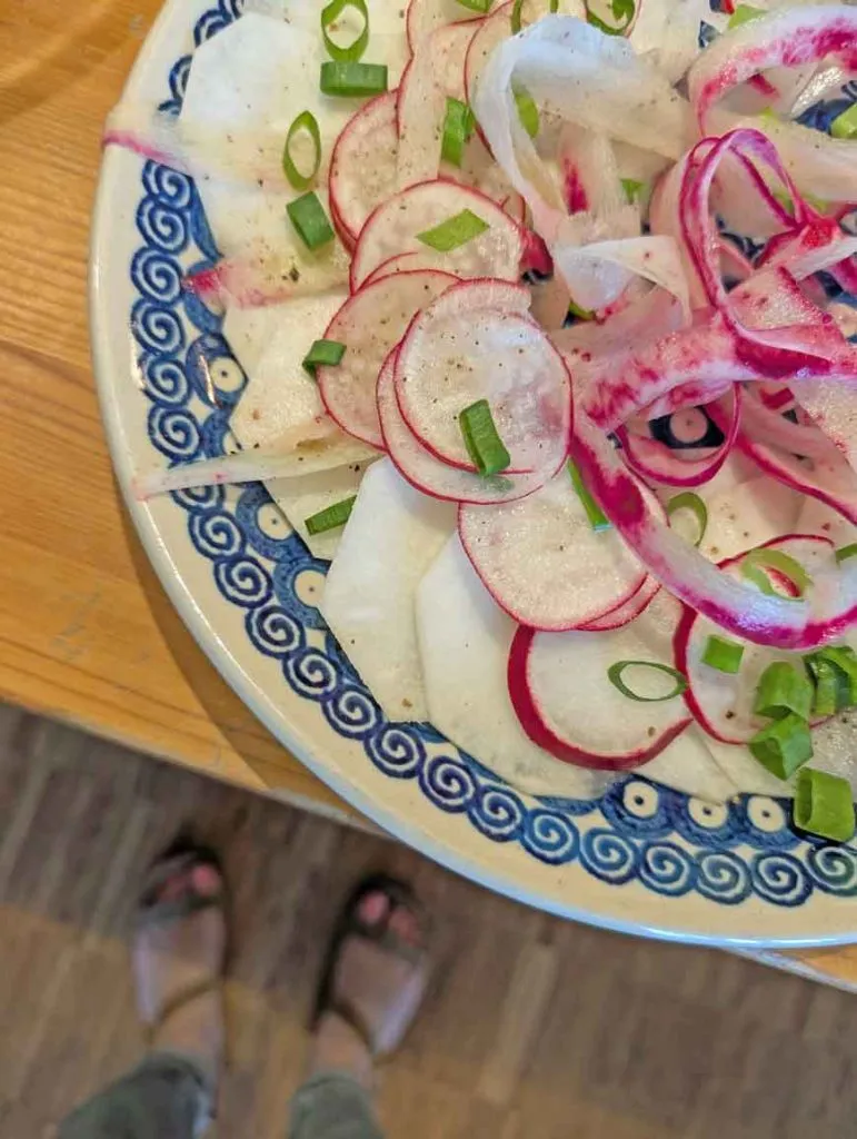 Auswahl an gesunden und frischen Speisen auf dem Buffet