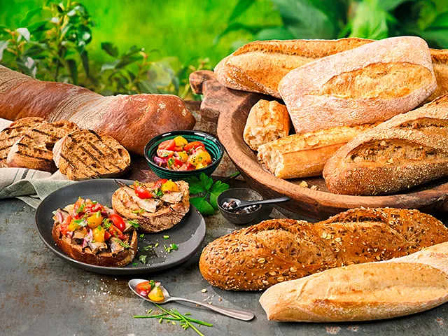 Auswahl an Grill-Backwaren wie Baguette und Zupfbrot