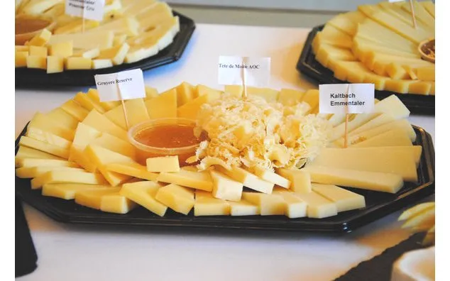 Auswahl an Käse und Spezialitäten beim Public Viewing