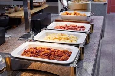 Auswahl an klassischen westlichen Gerichten wie Würstchen und Bratkartoffeln im Hotel Agora Osaka Moriguchi