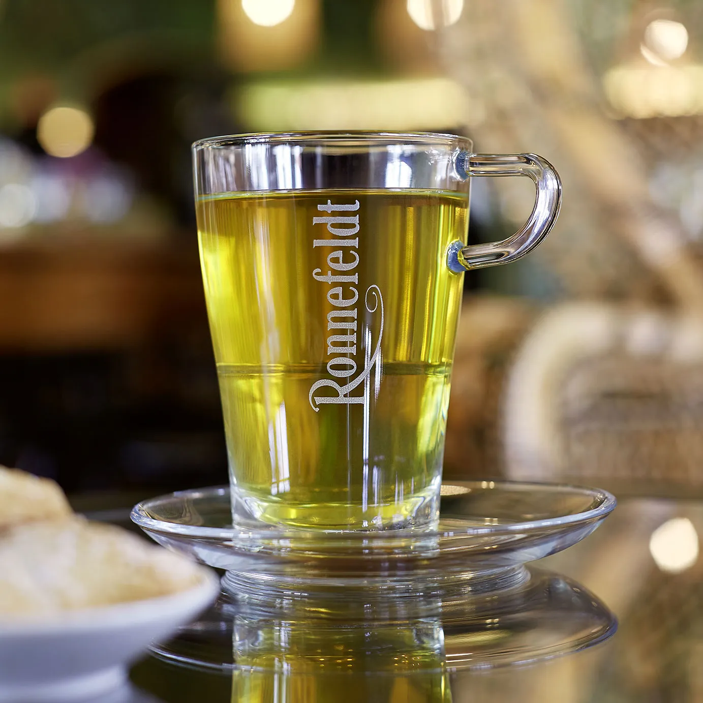 Auswahl an Pfannkuchenvariationen, liebevoll angerichtet auf rustikalen Holzbrettern.