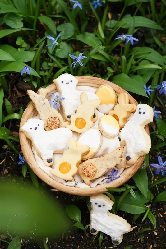 Auswahl an selbstgebackenen Osterkeksen: Haselnuss-Hasen, Zitronen-Hasen und Lamm-Kekse, bereit zum Servieren