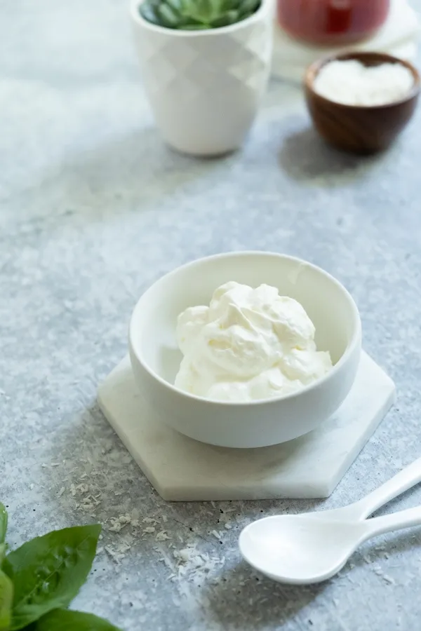 Auswahl an Zutaten für Spaghettieis auf einem Holztisch