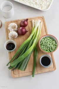 Auswahl frischer Zutaten für ein Garnelen-Reis-Gericht