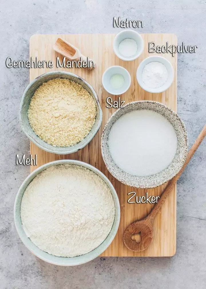 Auswahl trockener Zutaten für den veganen Mandelkuchenboden der Himbeer-Sahnetorte.