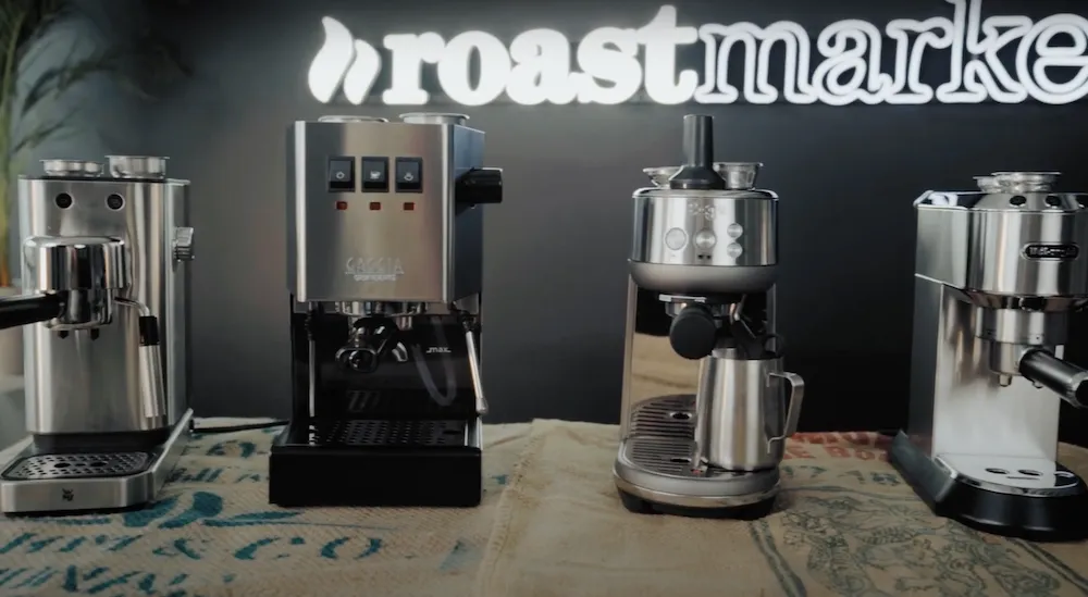 Auswahl verschiedener kompakter Espressomaschinen auf einer Küchenarbeitsplatte