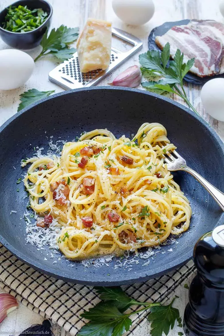 Authentische Spaghetti Carbonara, perfekt angerichtet mit frischem Pfeffer – ein klassisches Rezept aus Italien.