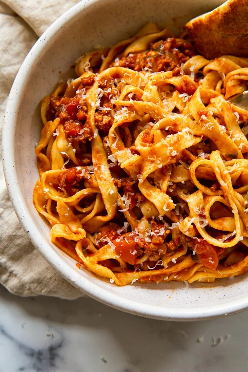 Authentische Tagliatelle mit klassischer Bolognese-Soße in einer rustikalen Schale.