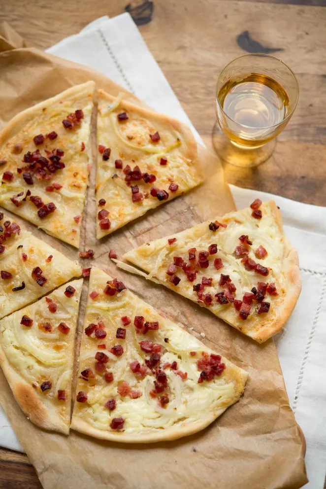 Authentischer Elsässer Flammkuchen frisch aus dem Ofen mit goldbraunem Rand
