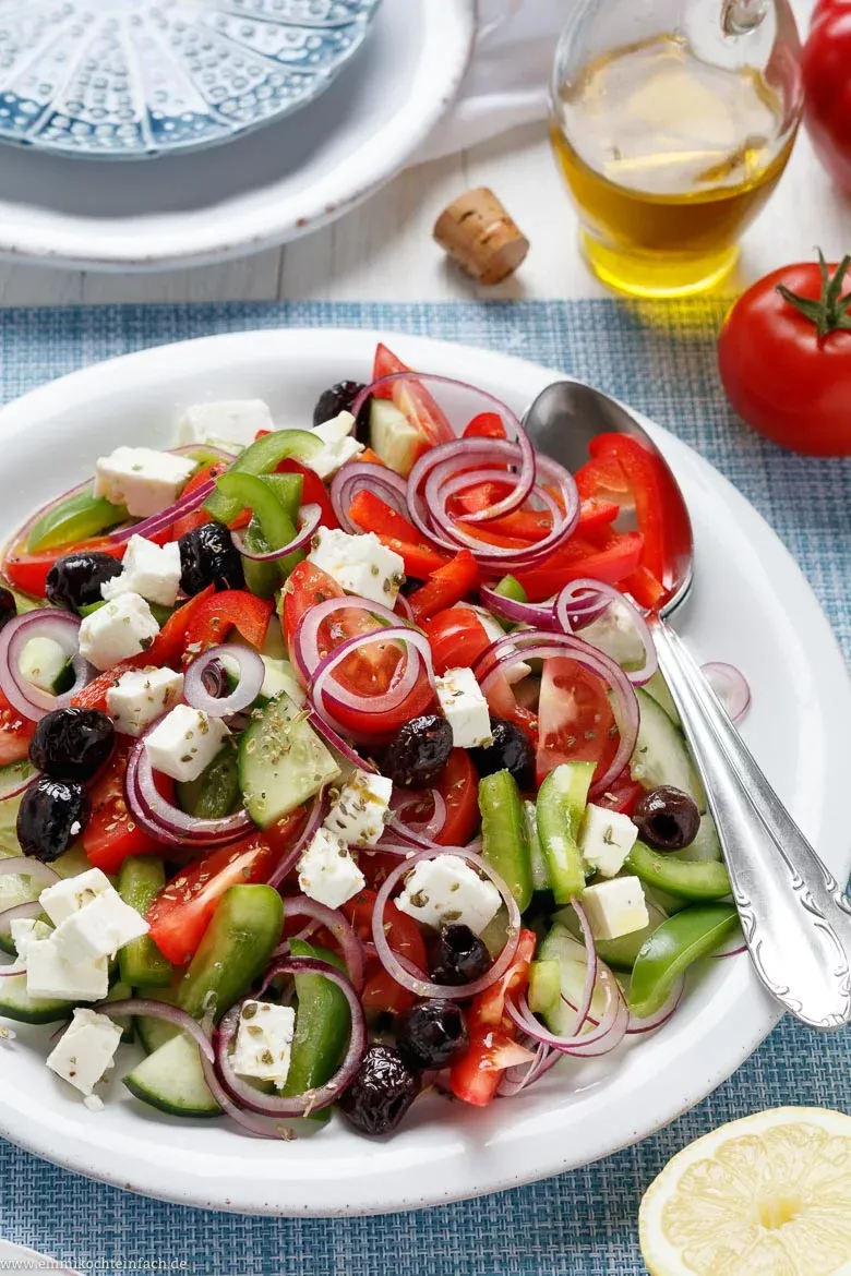 Authentischer griechischer Salat mit Oliven und Olivenöl