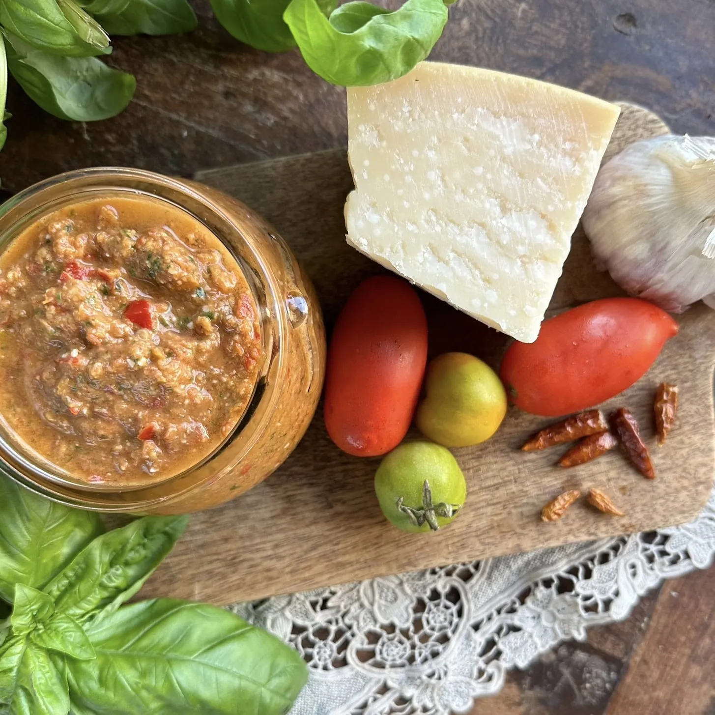Authentisches Pesto Trapanese mit sonnengereiften Tomaten, eine mediterrane Gaumenfreude in Deutschland.