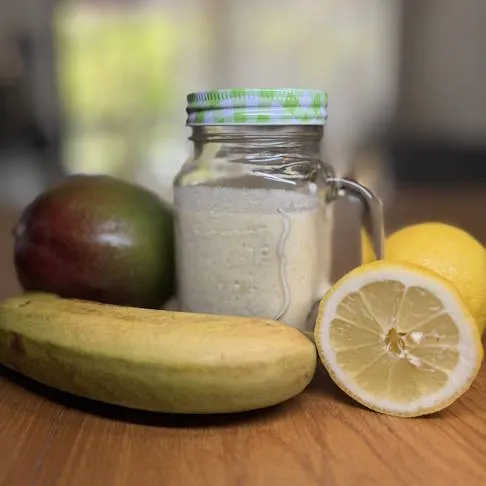 Avocado besitzt entzündungshemmende Eigenschaften und eignet sich daher ideal für Menschen mit Arthrose – dieser Avocado-Smoothie ist ein perfektes Arthrose Ernährung Rezept.