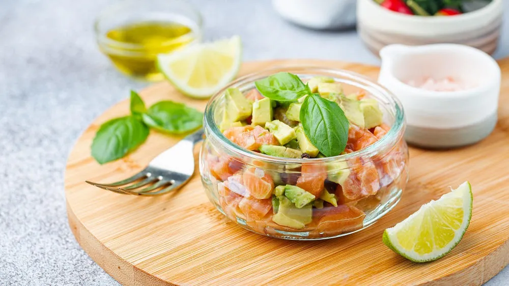 Avocado-Lachs-Vorspeise im Glas serviert, appetitlich angerichtet für einen frischen Start ins Menü.