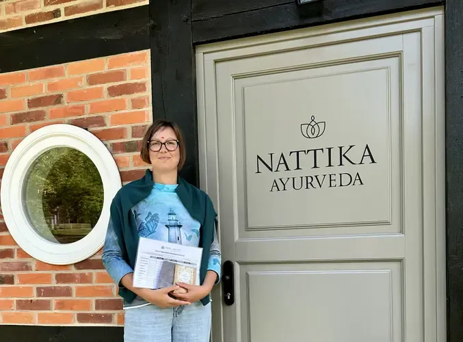 Ayurveda-Arzt Dr. Jibin im Konsultationszimmer