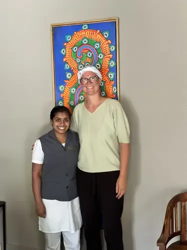 Ayurveda-Therapeutin Aditha bei der Behandlung