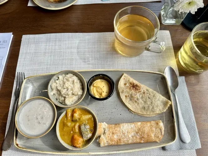 Ayurvedisches Frühstück mit Porridge und Dosa