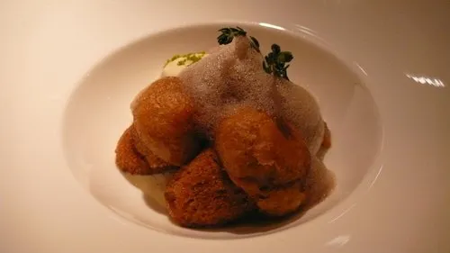 Baba, Ananas-Thymian mit Rum-Sabayon und Okinawa-Schwarzucker-Eis