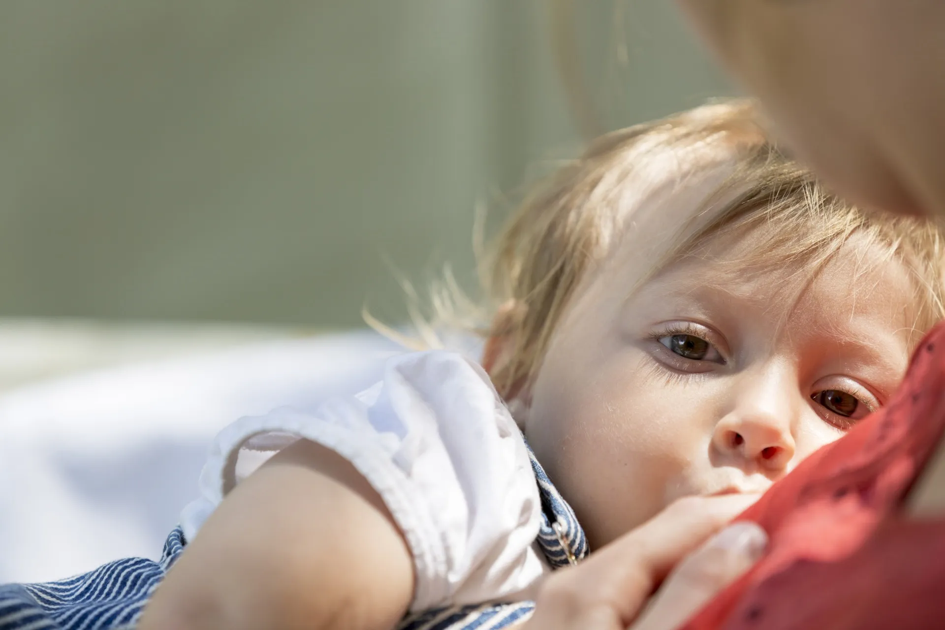 Baby wird von Mutter gestillt als Symbol für gesunde Entwicklung und natürliche Ernährung