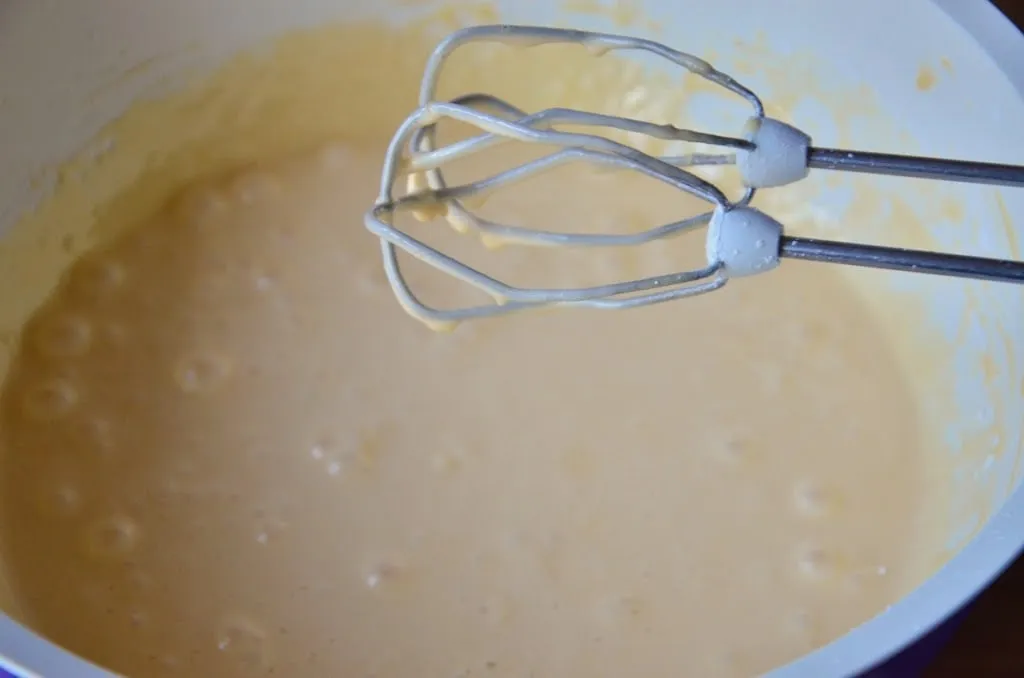Backen der einzelnen Böden für die Regenbogen-Torte